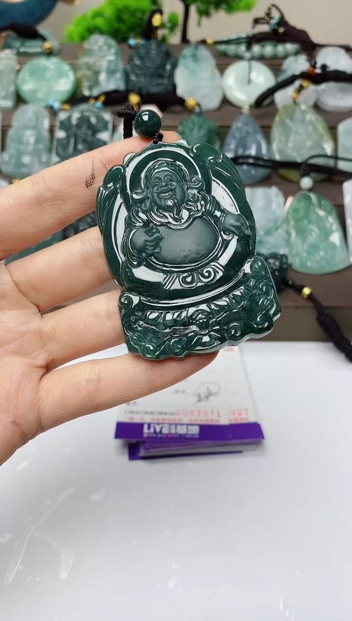 翡翠未镶嵌颈饰         