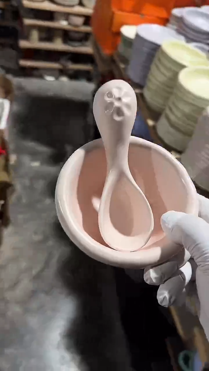 陶瓷粉色碗+勺子2件套微瑕 凑满20元包邮