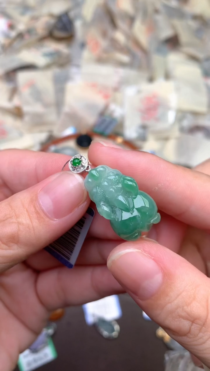 18K金镶嵌挂件翡翠   —