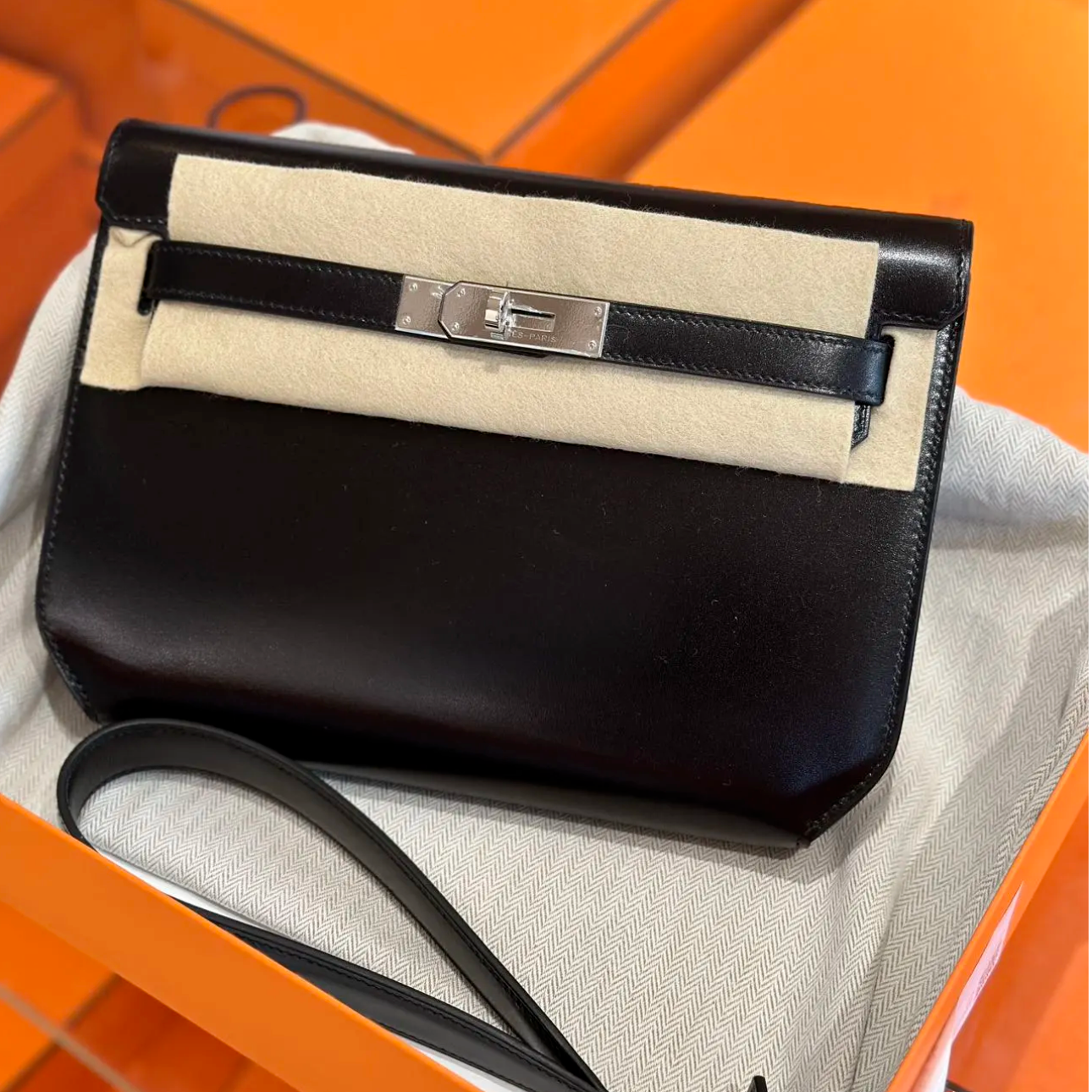 全新未使用 Hermes/爱马仕 珊珊 Kelly Depeches25手拿包黑Box皮U