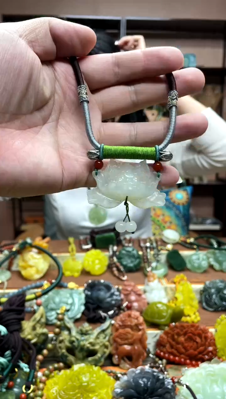 未镶嵌岫玉颈饰·