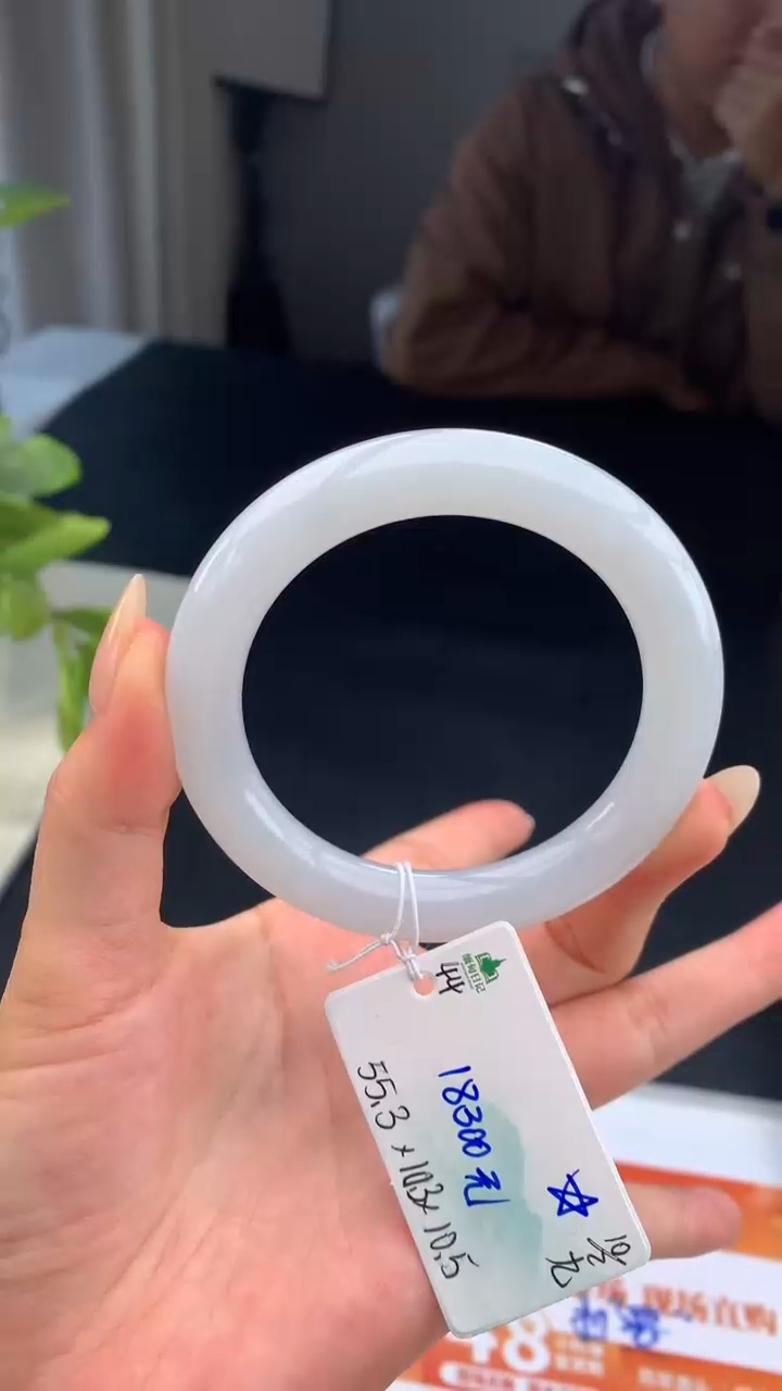 【闪购商品】翡翠手镯未镶嵌 #情人节#送礼，下单联系客服核对地址~