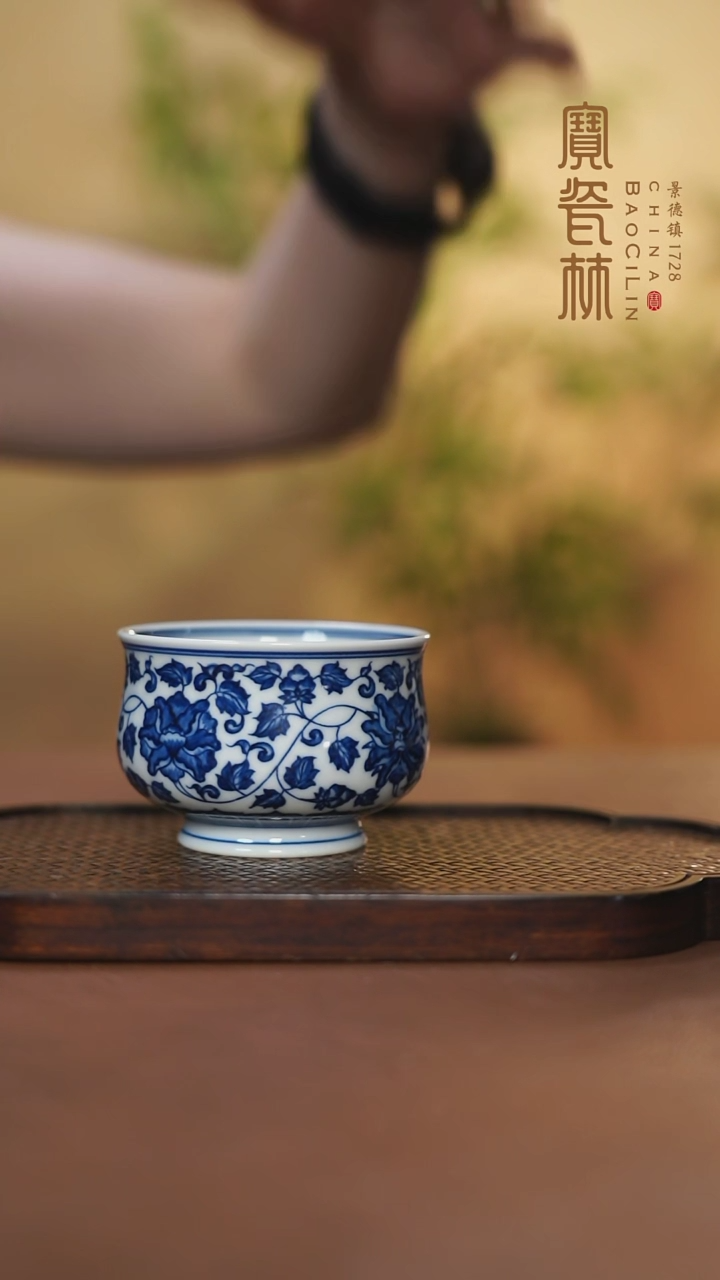 【闪购商品】青花缠枝花卉高足炉式