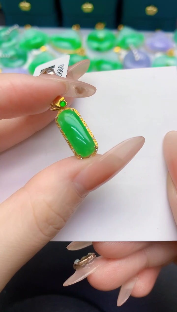 颈饰18K金镶嵌翡翠缅甸天然翡翠A货