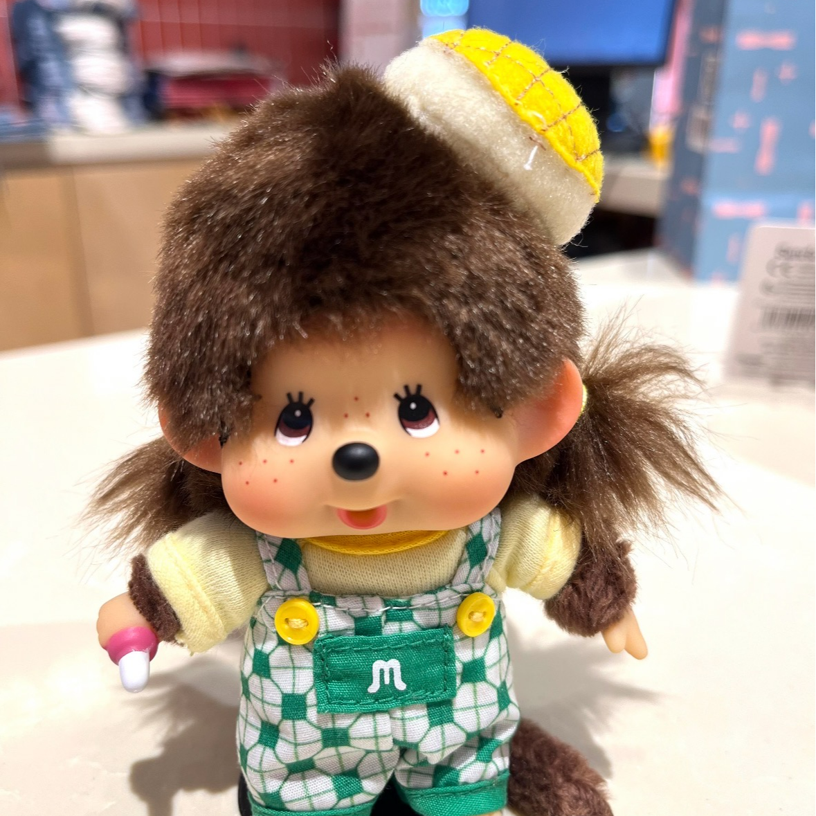 【东京限定】Monchhichi 菠萝包背带裤 蒙奇奇钥匙扣玩偶