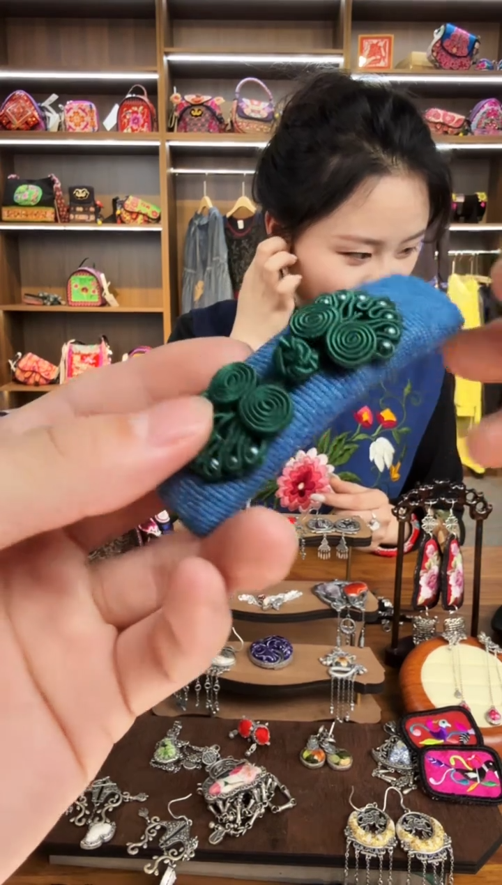 【闪购商品】织绣87蒙阿苏苗绣传承