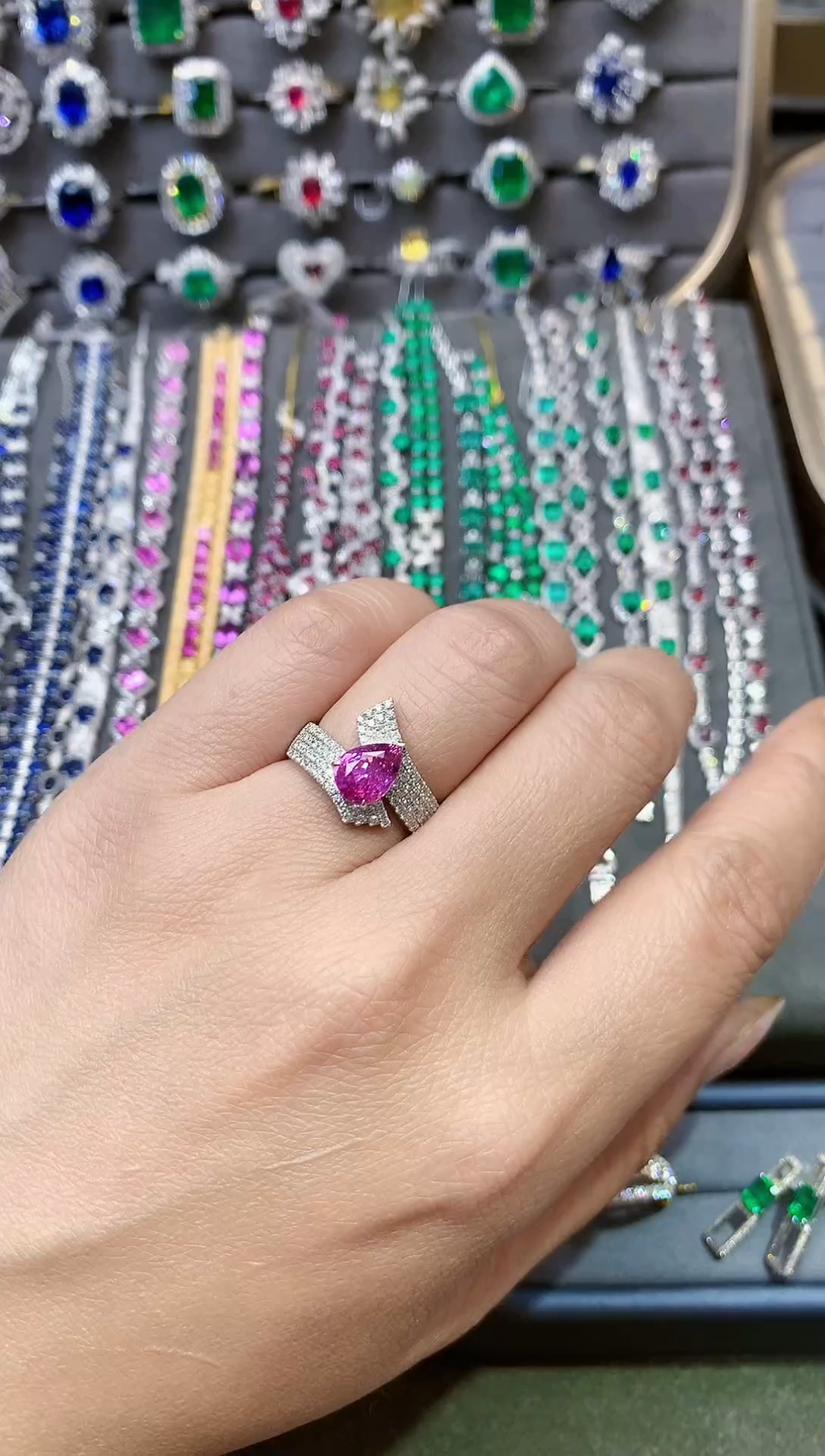 【闪购商品】彩色蓝宝石戒指18K金镶嵌1