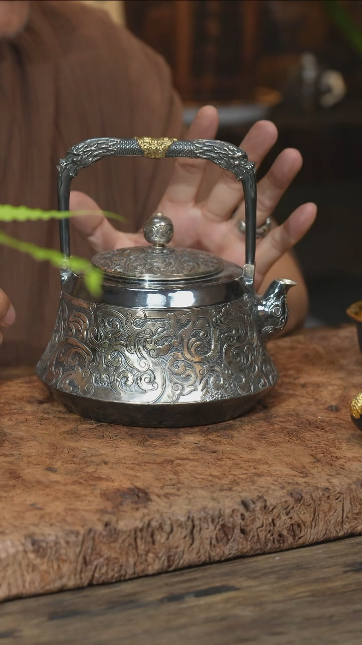 匠心严选 草龙纹提梁壶    