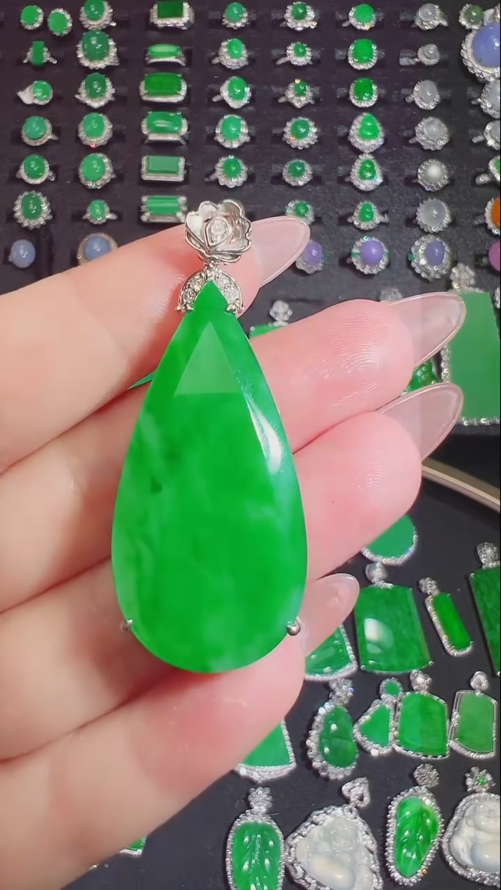 翡翠18K金镶嵌颈饰吊坠