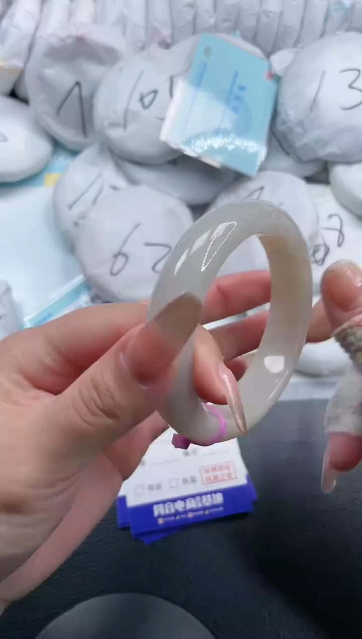 【闪购商品】石英质玉手镯未镶嵌8S89-58