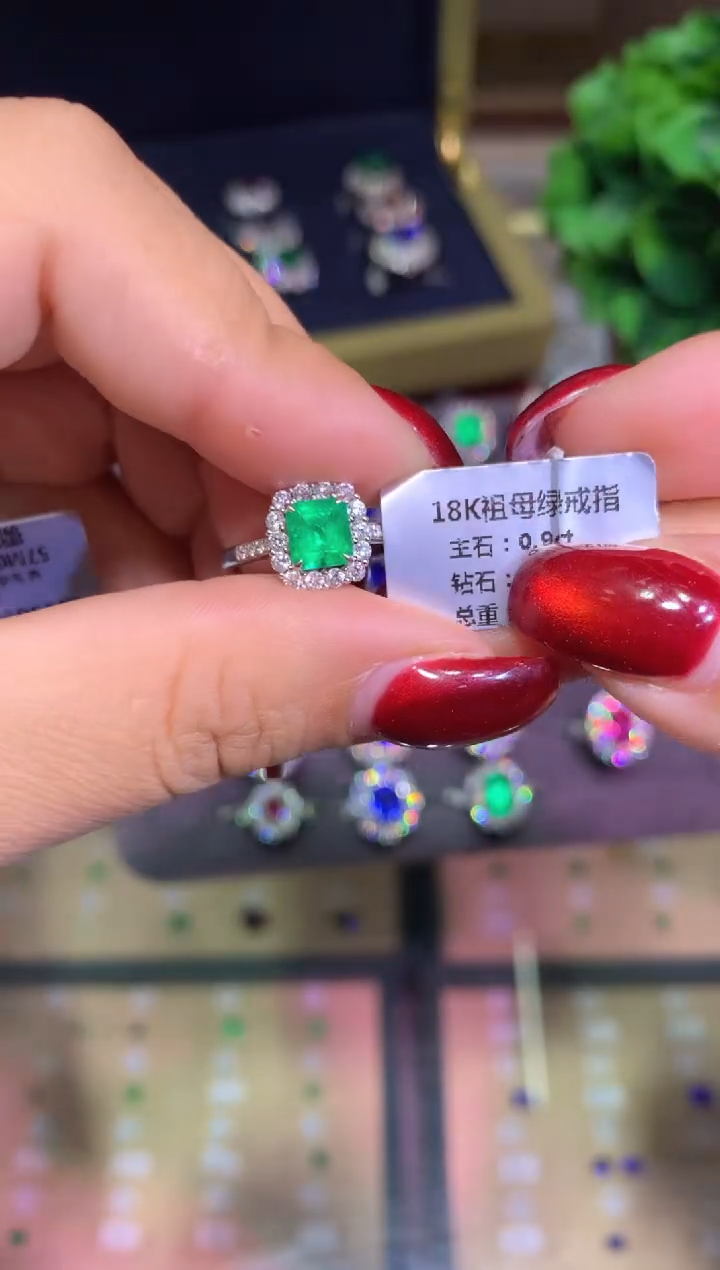 18K金镶嵌戒指祖母绿0.9ct