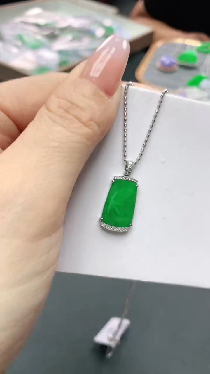 【闪购商品】翡翠颈饰18K金镶嵌赠礼盒证书