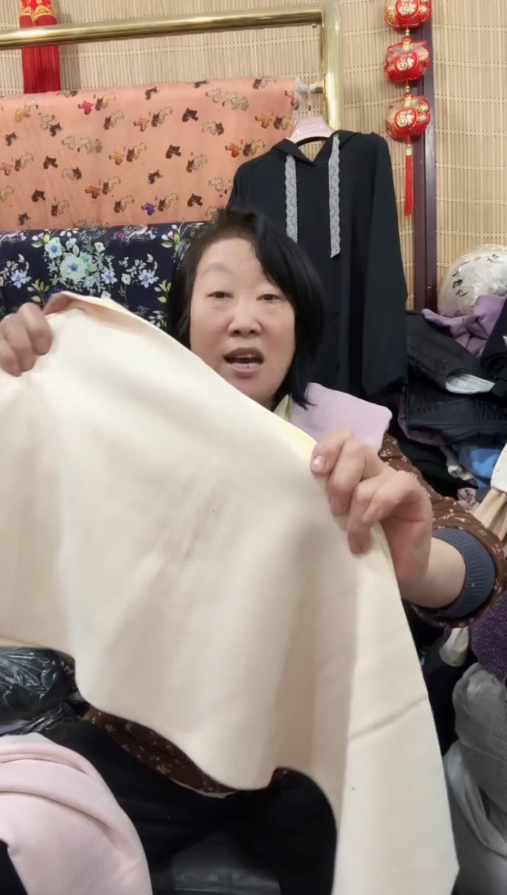 处理成对芭比裤裁片黄色一条有脏残（带一残片做辅料）