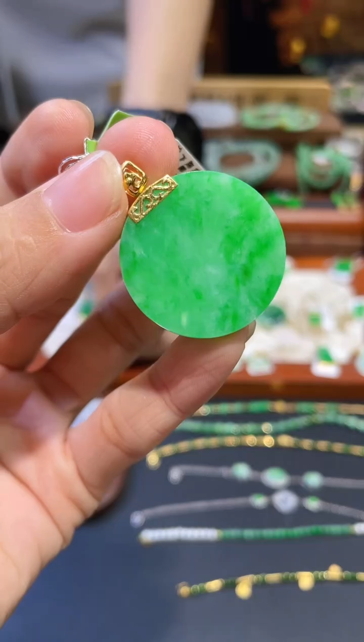 颈饰18K金镶嵌翡翠无事牌