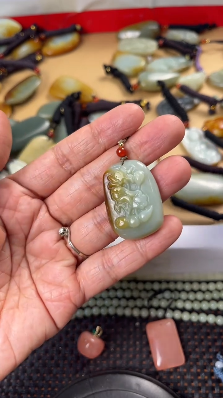 【闪购商品】和田玉颈饰未镶嵌多样性发货没有证书拍一发一有瑕