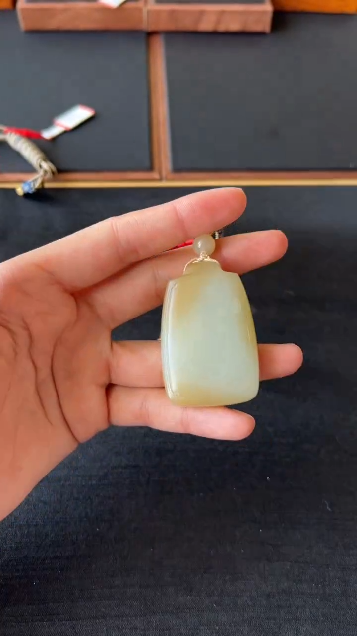 【闪购商品】和田玉吊坠(赠链)未镶嵌且末微色差迪克兰一细