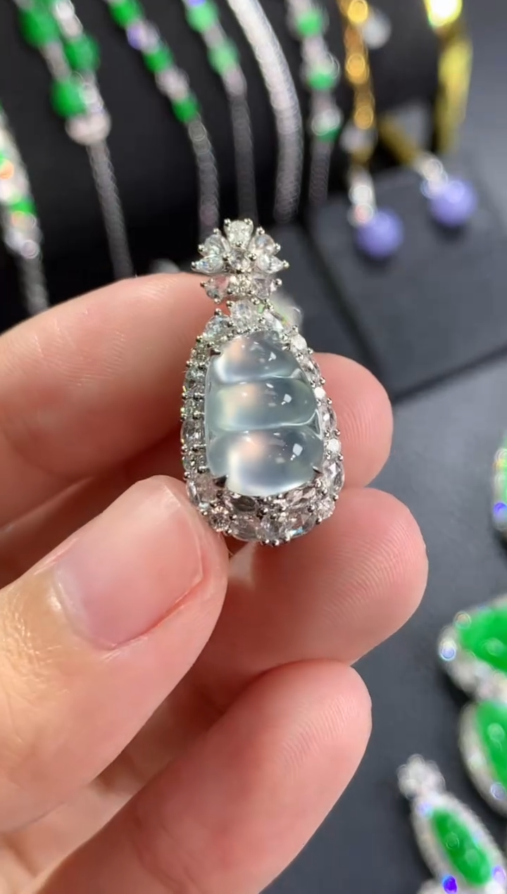 颈饰18K金镶嵌翡翠豆子