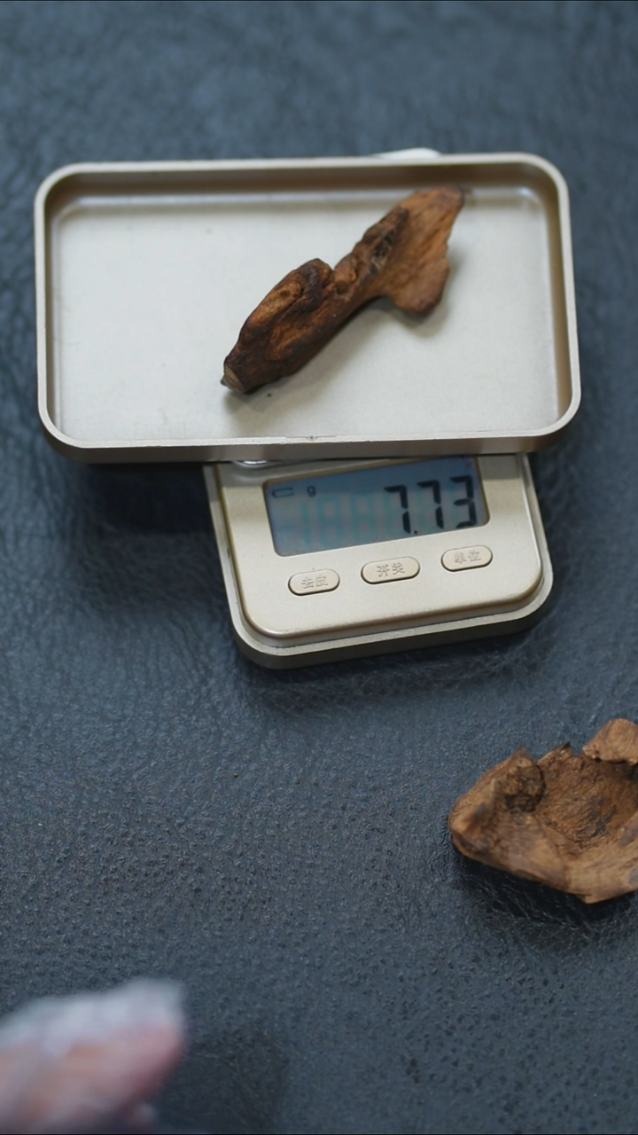 沉香碎屑沉香越南芽庄结晶土沉料7.73克
