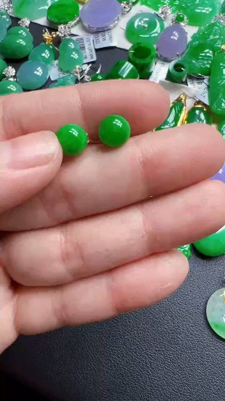 颈饰18K金镶嵌翡翠耳钉
