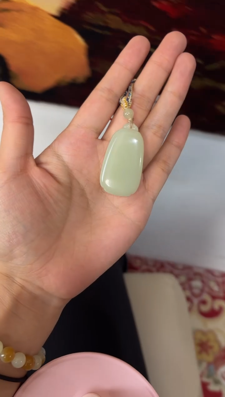 【闪购商品】和田玉吊坠(赠链)未镶嵌且末微色差迪克兰吊坠