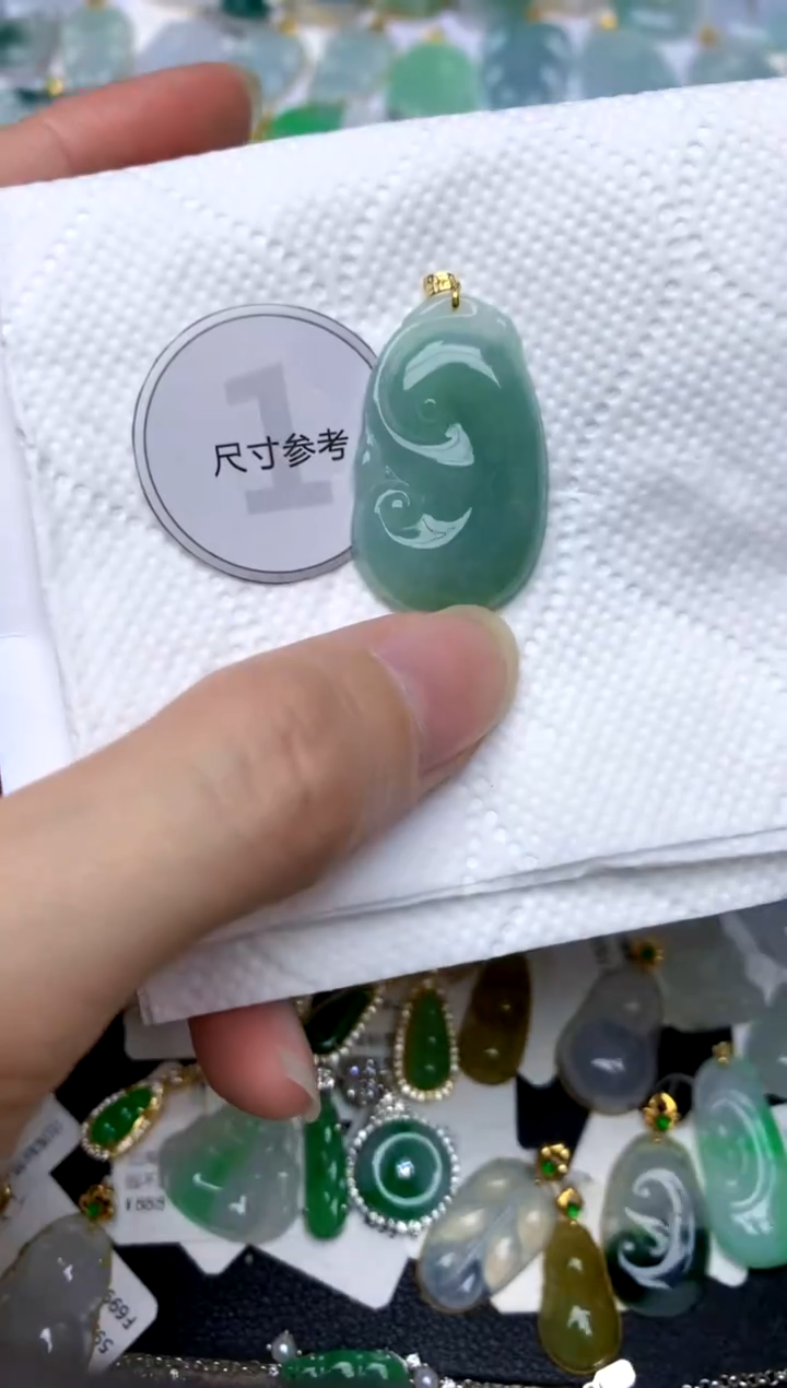 颈饰18K金镶嵌翡翠天然A货翡翠