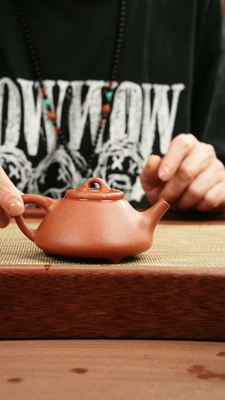 茶壶紫砂红降坡 子冶石瓢 约150cc