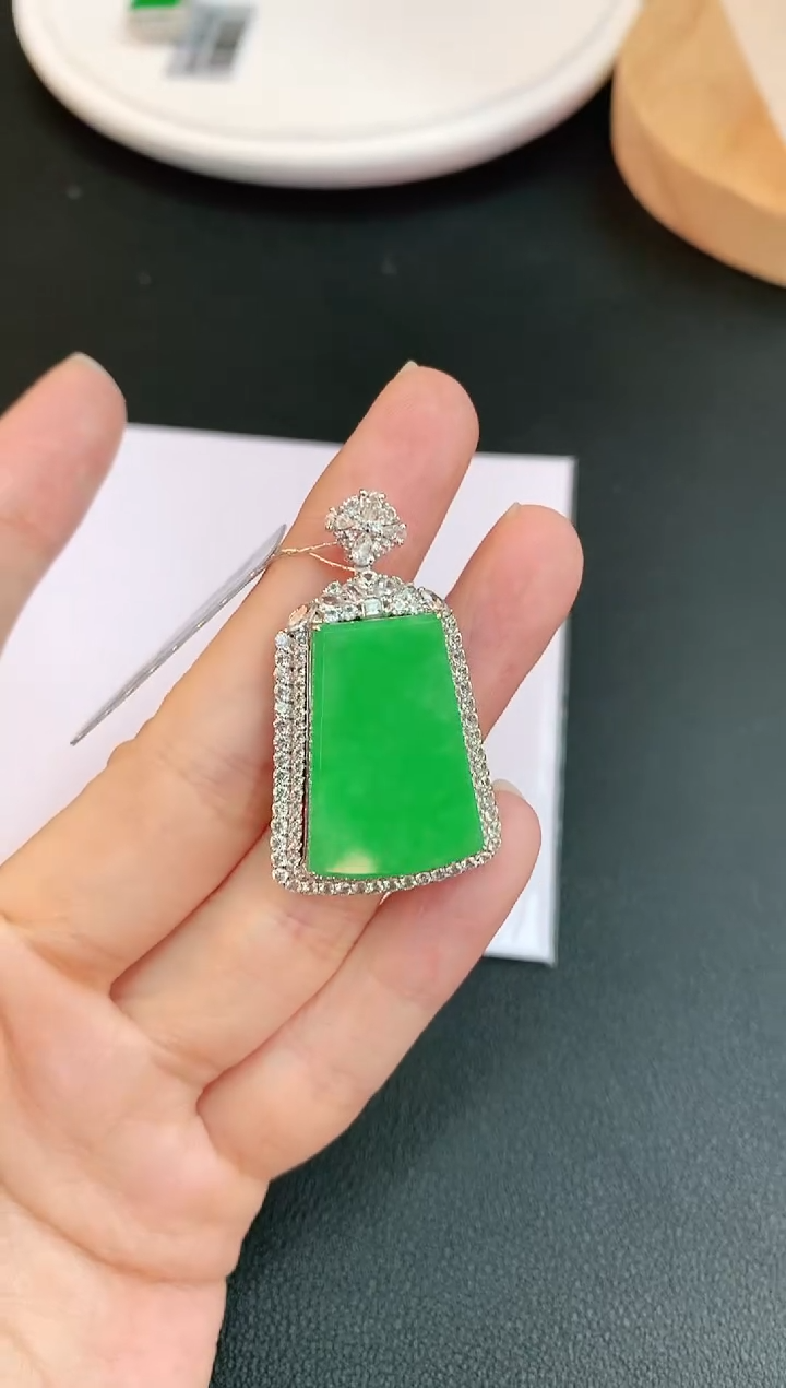 【闪购商品】翡翠颈饰18K金镶嵌赠礼盒证书 小君