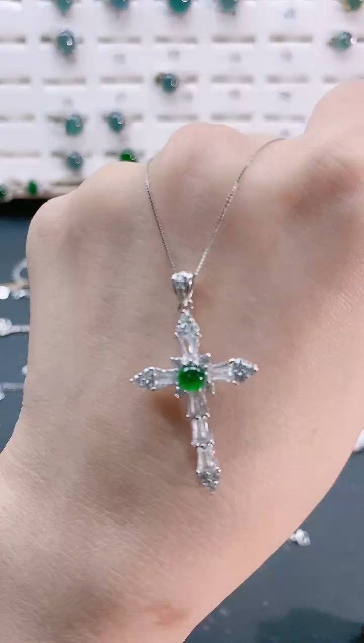 【闪购商品】翡翠颈饰银S925镶嵌天然翡翠