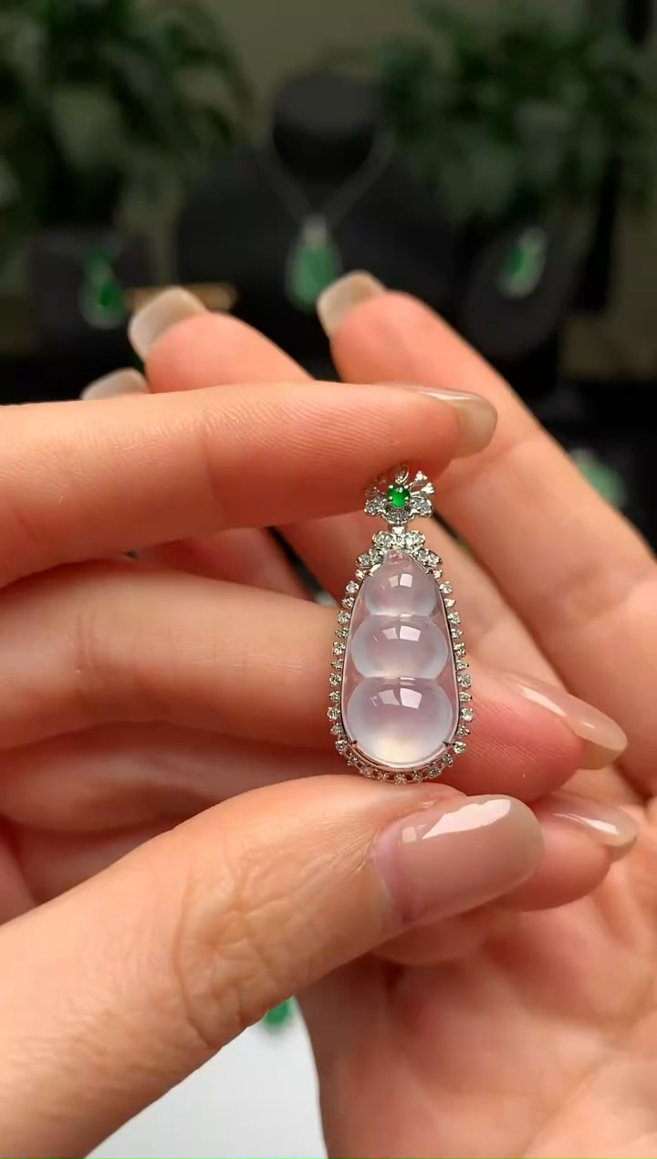 颈饰18K金镶嵌翡翠福豆