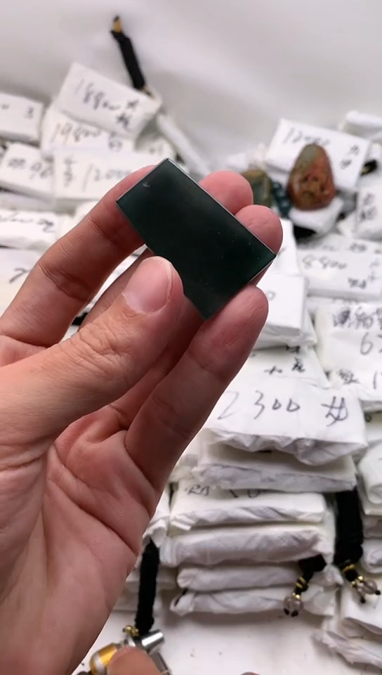 翡翠未镶嵌颈饰无事牌【品质一般介意慎拍】