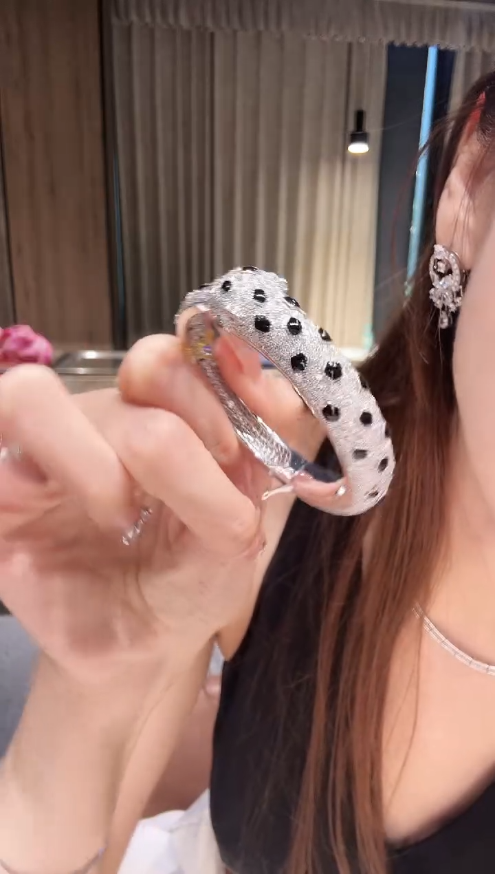 18K金镶嵌手镯钻石豹子