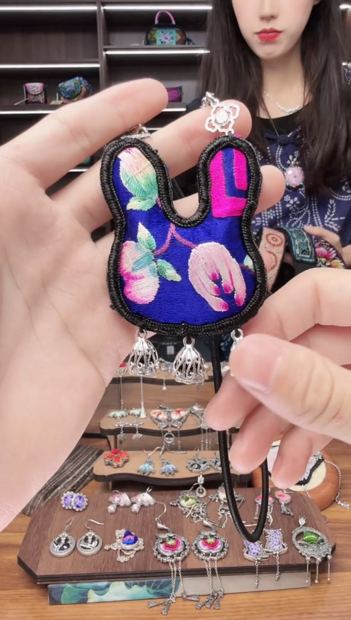 织绣77蒙阿苏苗绣传承店