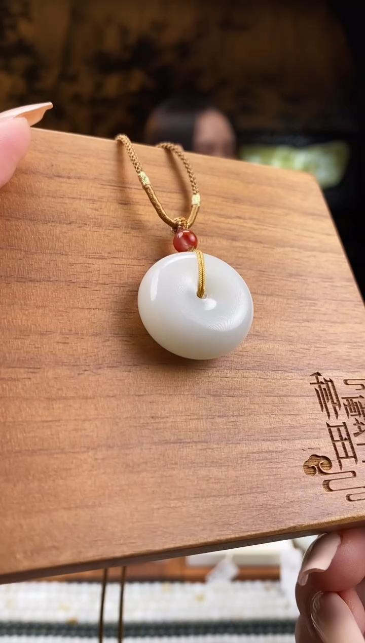 颈饰未镶嵌和田玉且末暖白平安扣  26x10mm