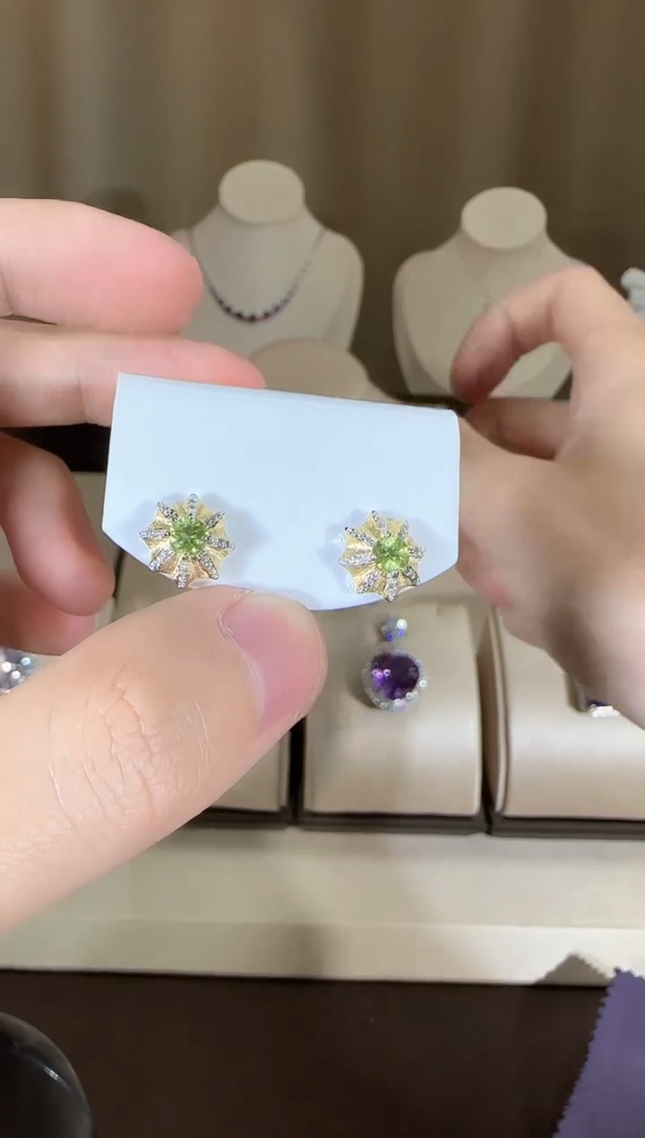 【闪购商品】橄榄石耳饰银S925镶嵌4mm耳钉