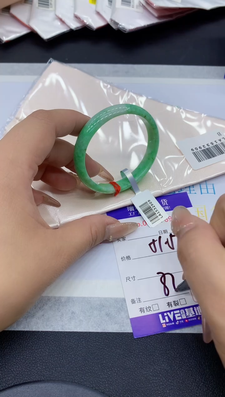 翡翠手镯未镶嵌69缅甸翡翠手镯