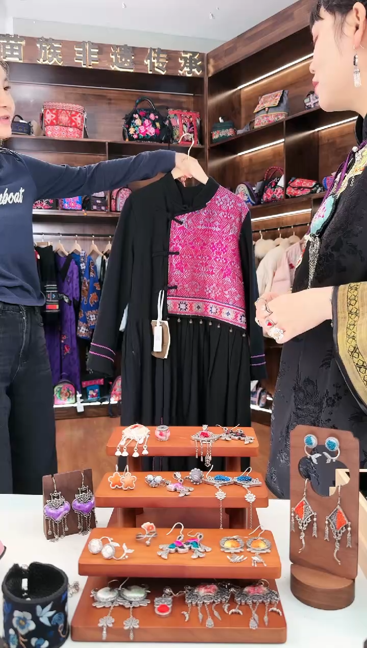 【闪购商品】织绣L12蚩梦苗族古绣