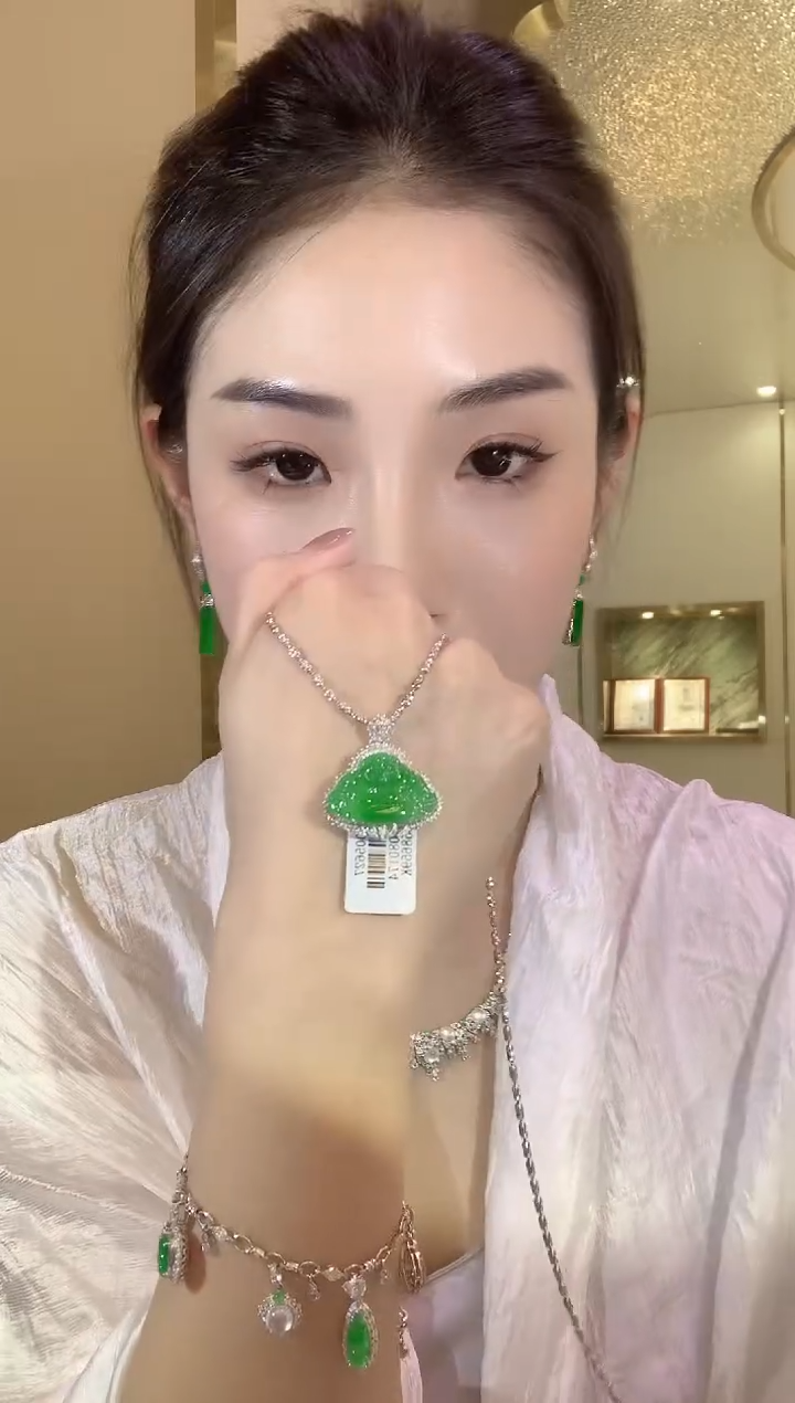 【闪购商品】翡翠吊坠(不含链)18K金镶嵌D10