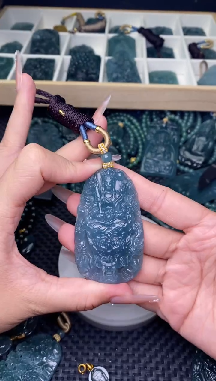 翡翠未镶嵌颈饰          