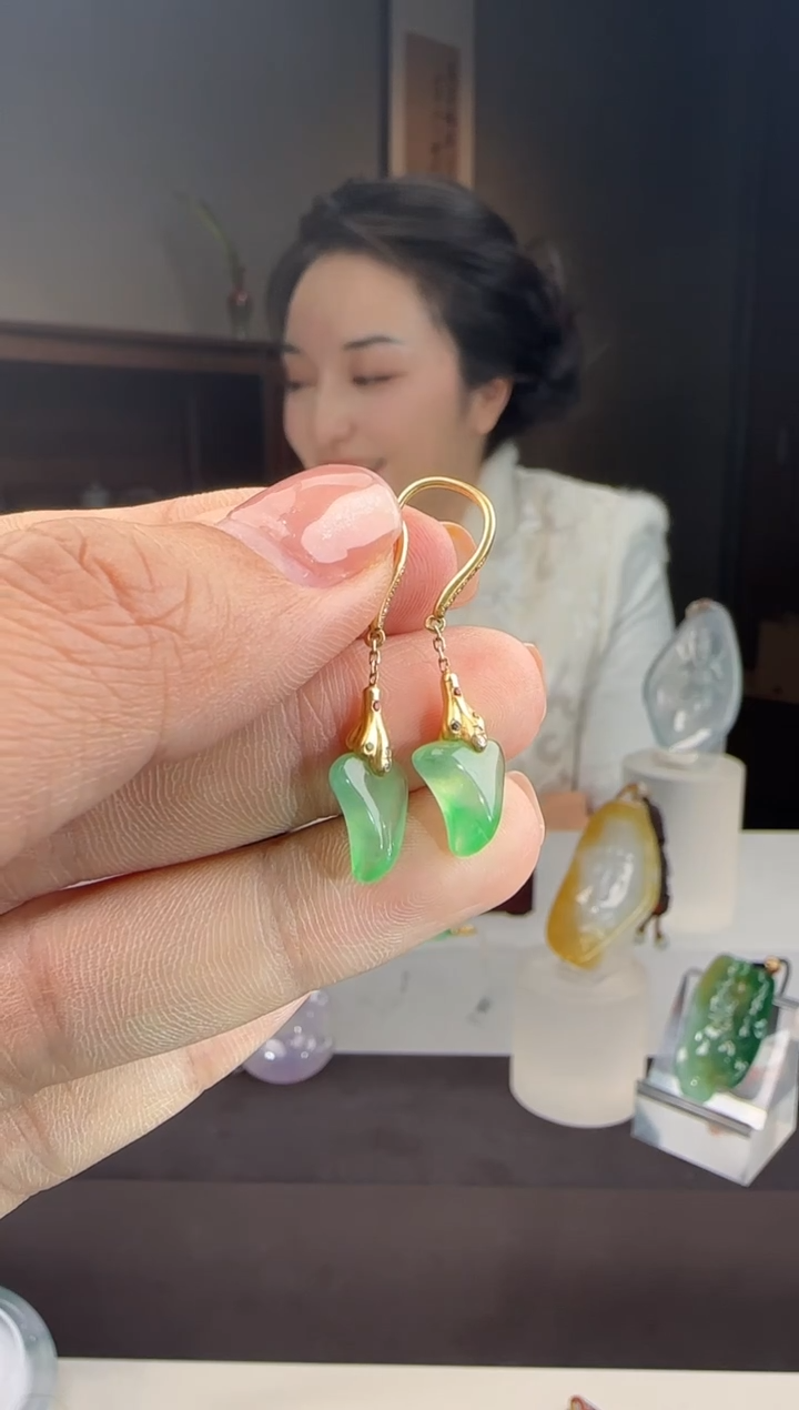 18K金镶嵌翡翠耳饰甜绿耳钩