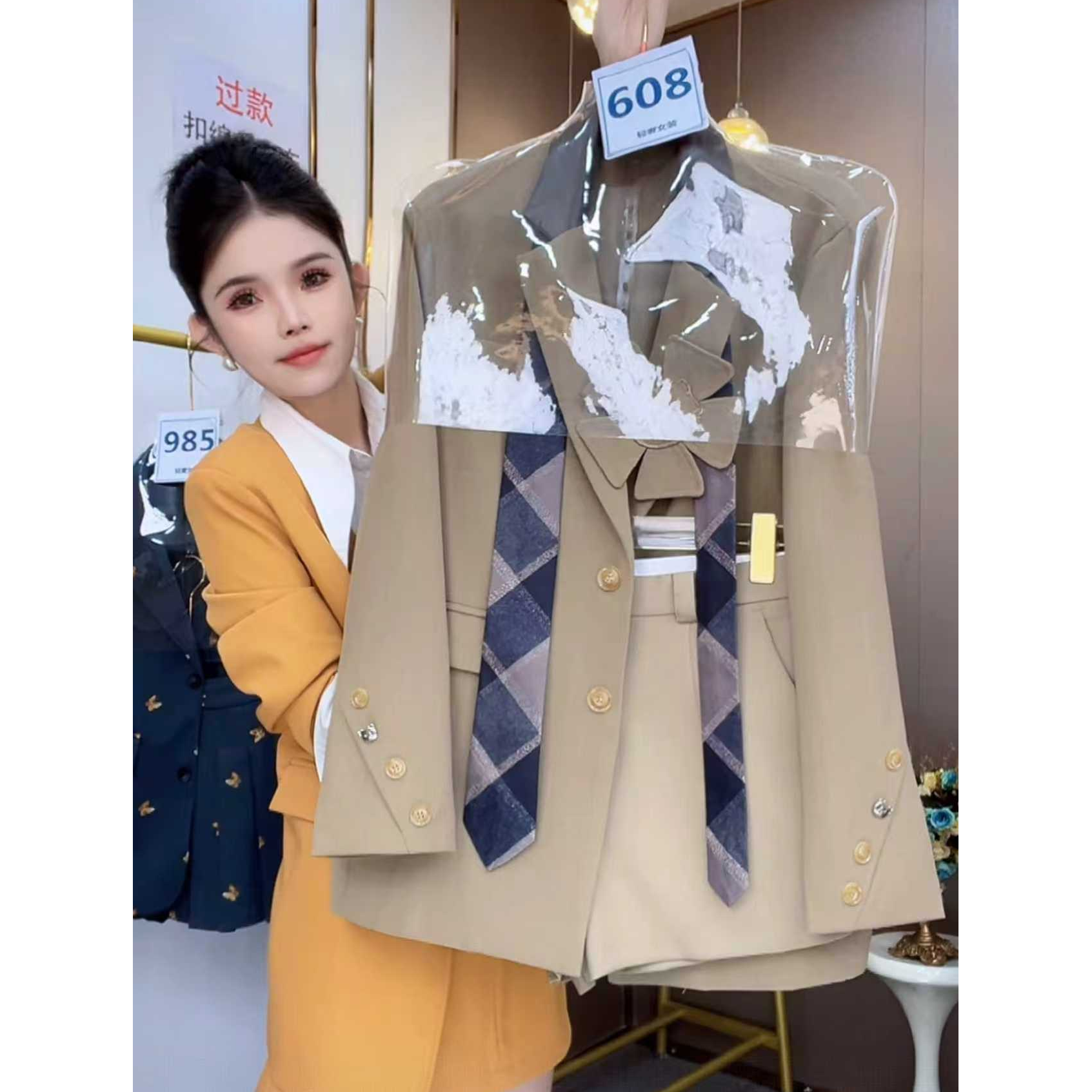 2025秋新品卡通猫咪花朵通勤西装外套卡其色短裤两件套