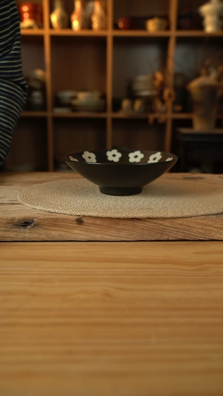 黑色雕刻小花花系列的8英寸内刻花斗笠面碗1个