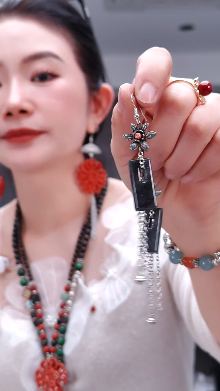 颈饰未镶嵌翡翠1932乌鸡耳坠 