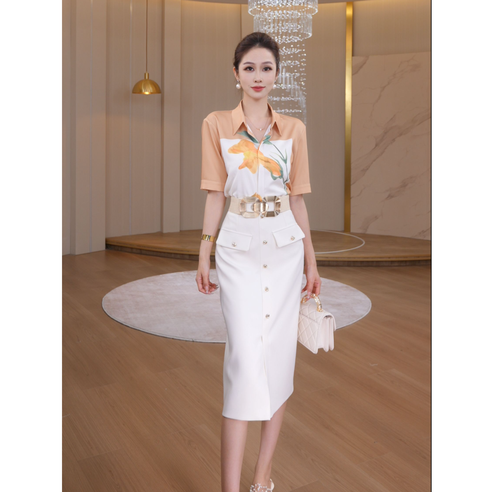 【芙娜妮】杏白重工套装花卉缎面衬衫+排扣直筒半裙M2620302