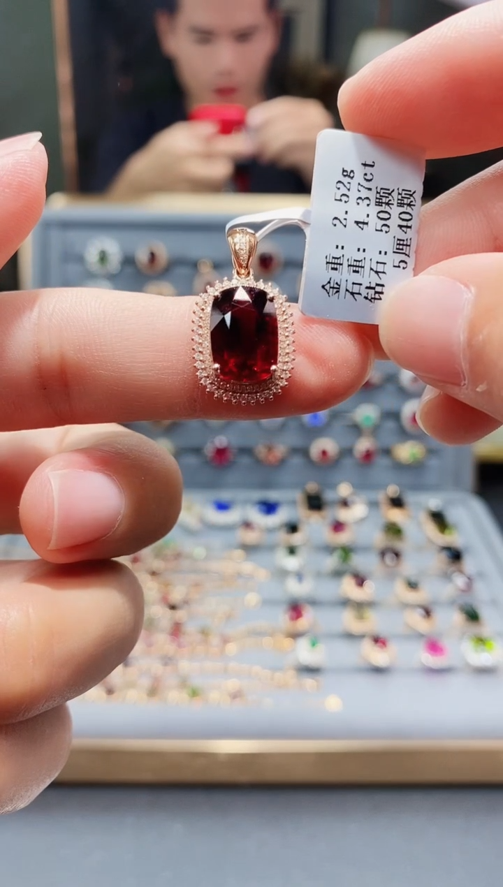 18K金镶嵌颈饰碧玺4.37..