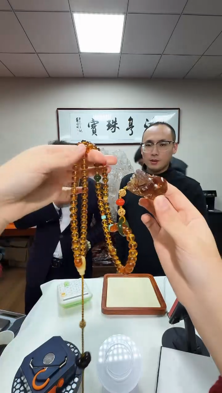 琥珀吊坠(赠链)足金镶嵌匝056