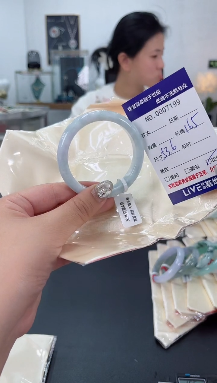 【闪购商品】翡翠手镯未镶嵌天然翡翠A货