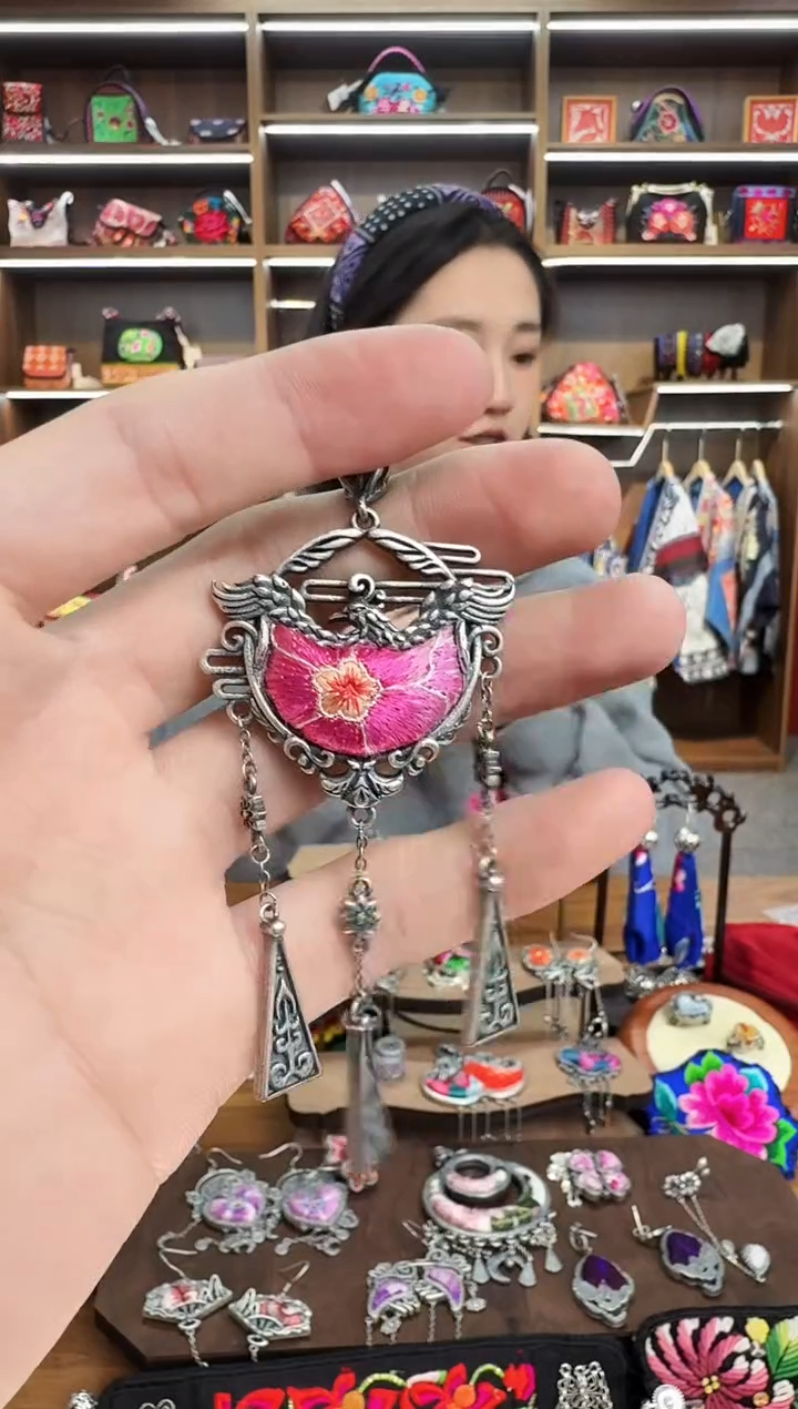 【闪购商品】织绣205蒙阿苏苗绣传承