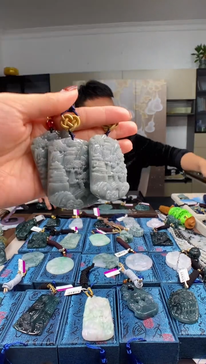 颈饰未镶嵌翡翠 多样性发其一