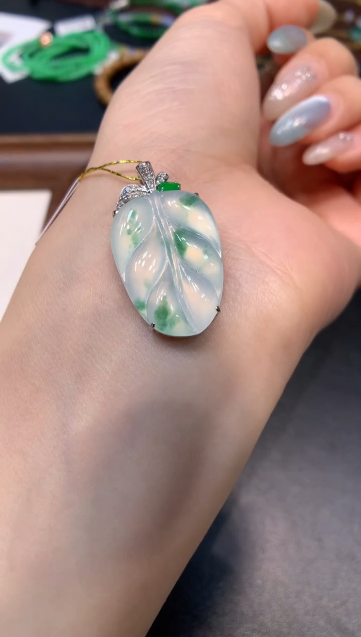 颈饰18K金镶嵌翡翠叶子