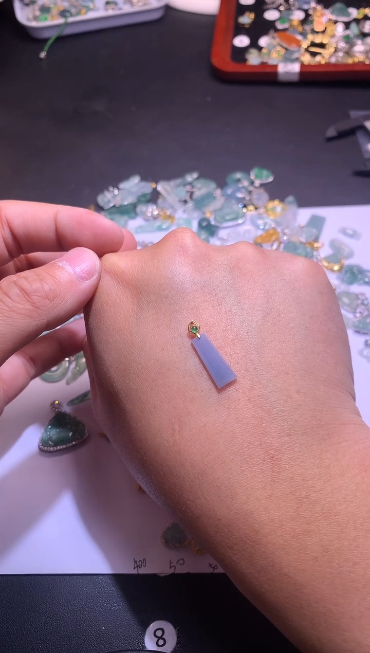 【闪购商品】翡翠吊坠(不含链)18K金镶嵌1111